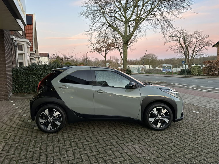 Vehicle Image 11