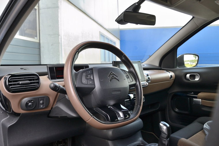 Vehicle Image 7