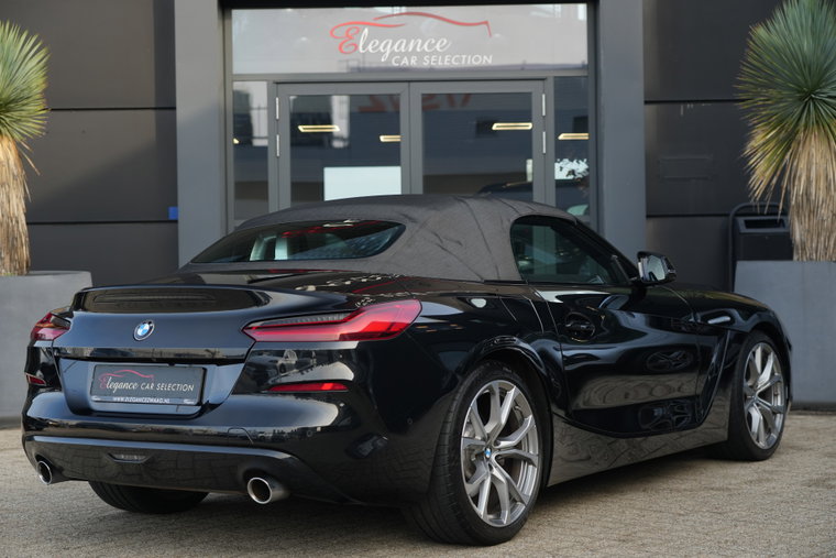 Vehicle Image 25
