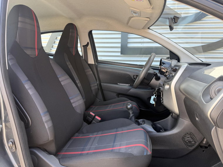 Vehicle Image 6