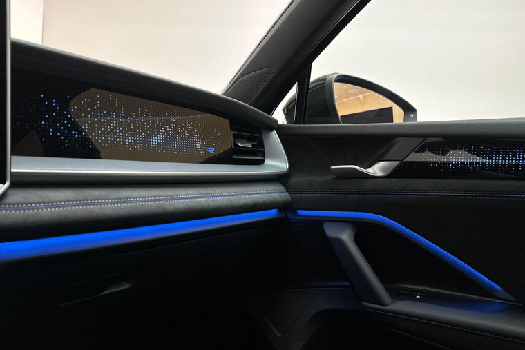 Vehicle Image 25