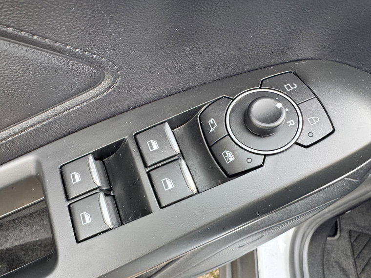 Vehicle Image 25