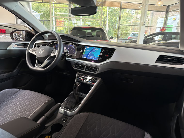 Vehicle Image 25