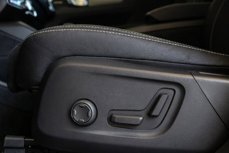 Vehicle Image 25