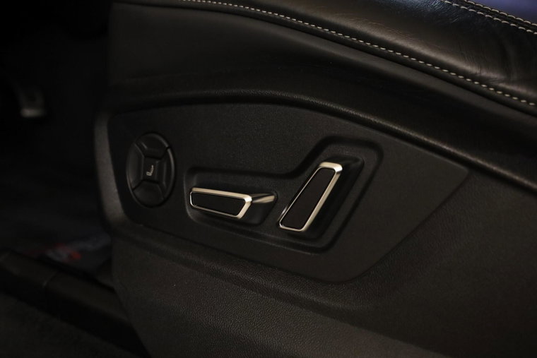 Vehicle Image 32