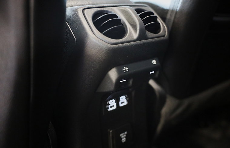 Vehicle Image 25