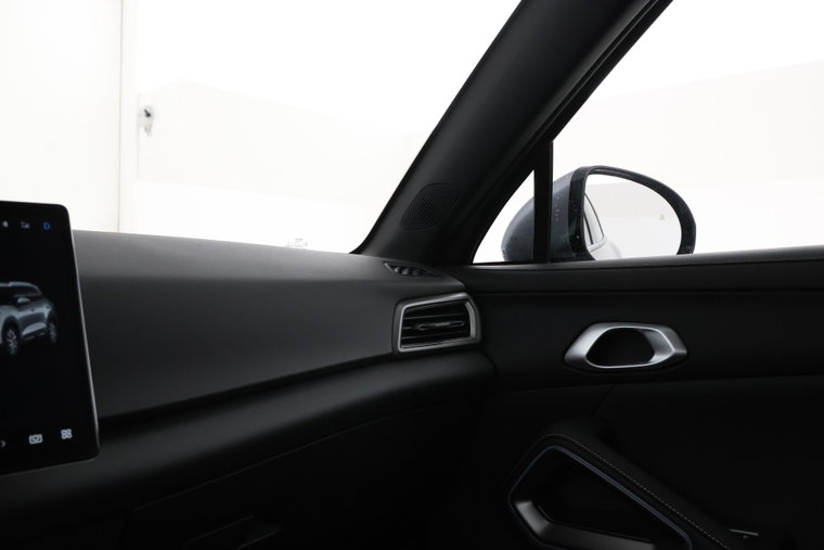 Vehicle Image 32