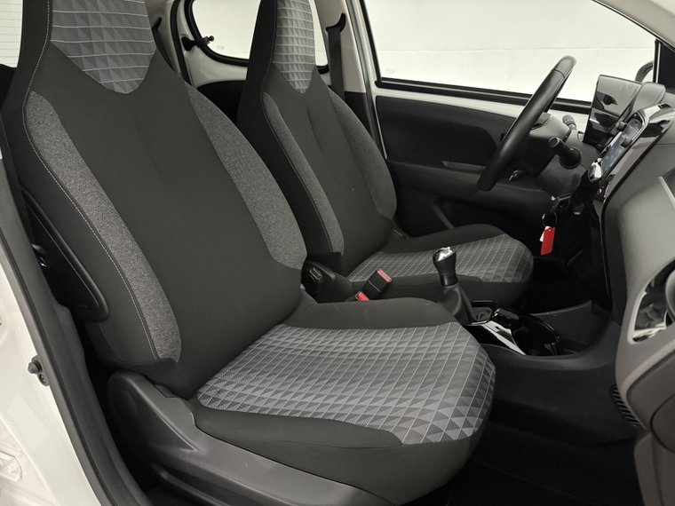 Vehicle Image 16
