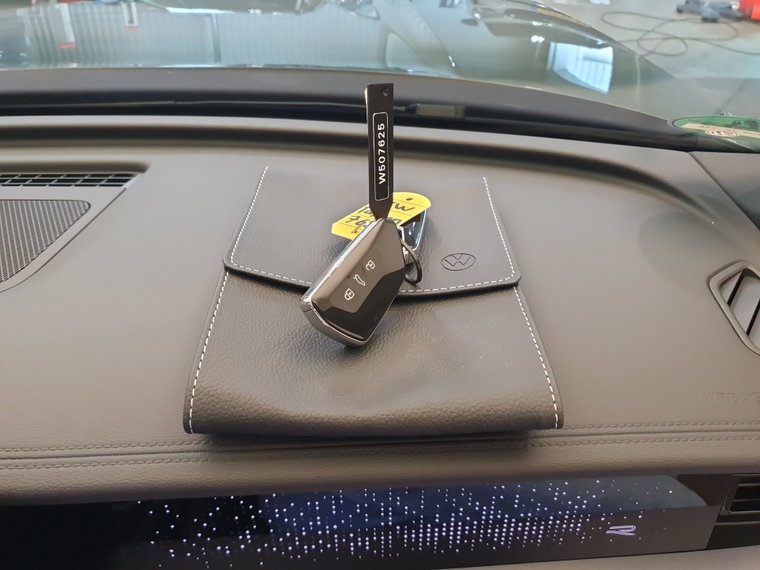 Vehicle Image 32