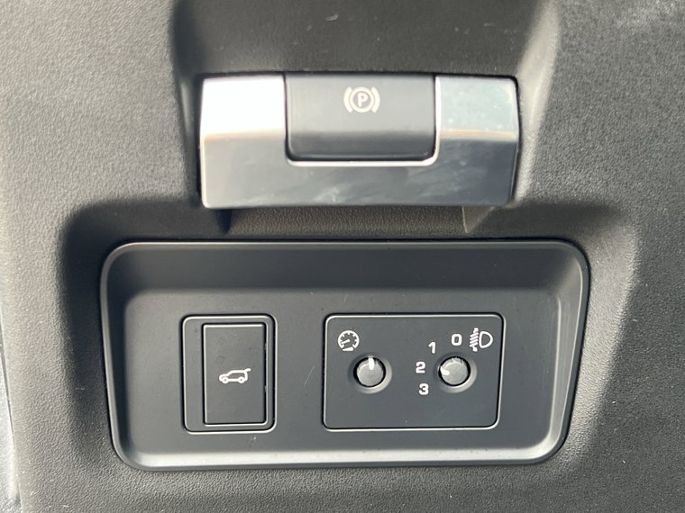 Vehicle Image 25