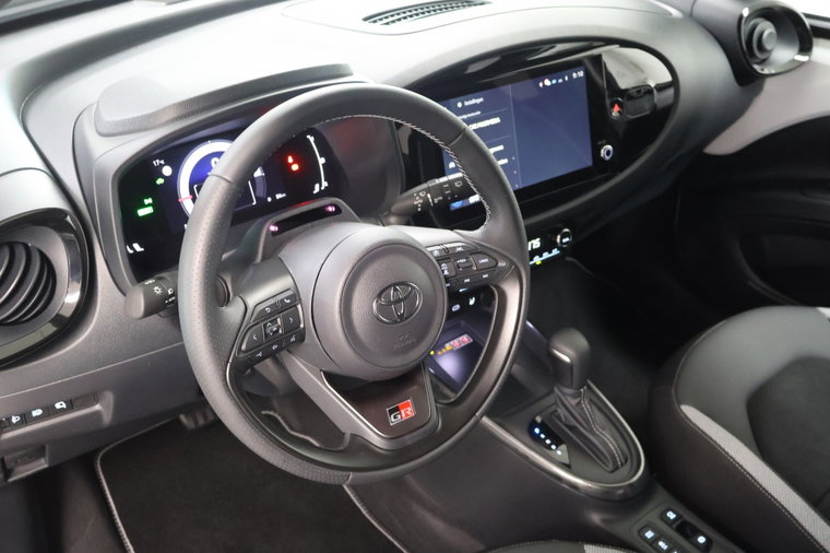 Vehicle Image 12
