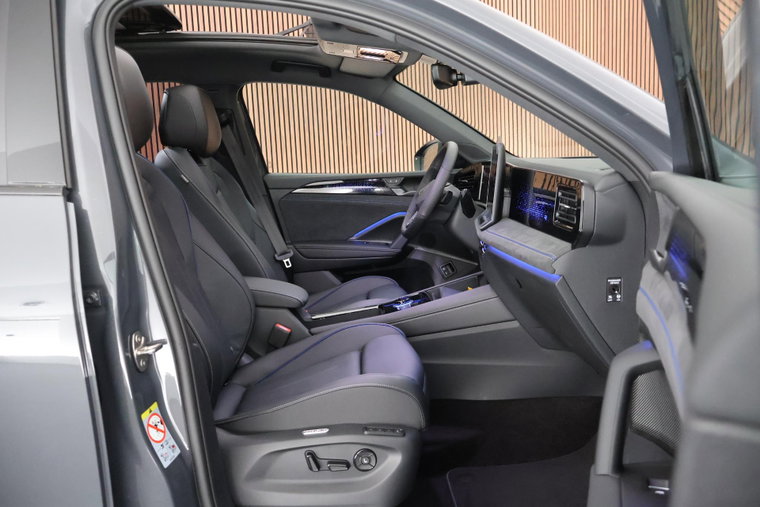 Vehicle Image 16