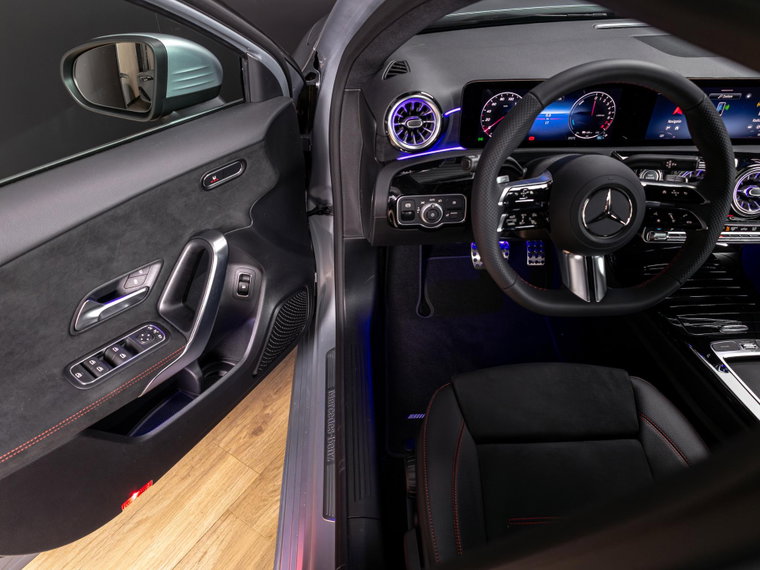 Vehicle Image 21