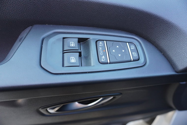 Vehicle Image 25