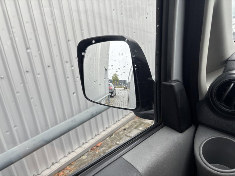 Vehicle Image 25