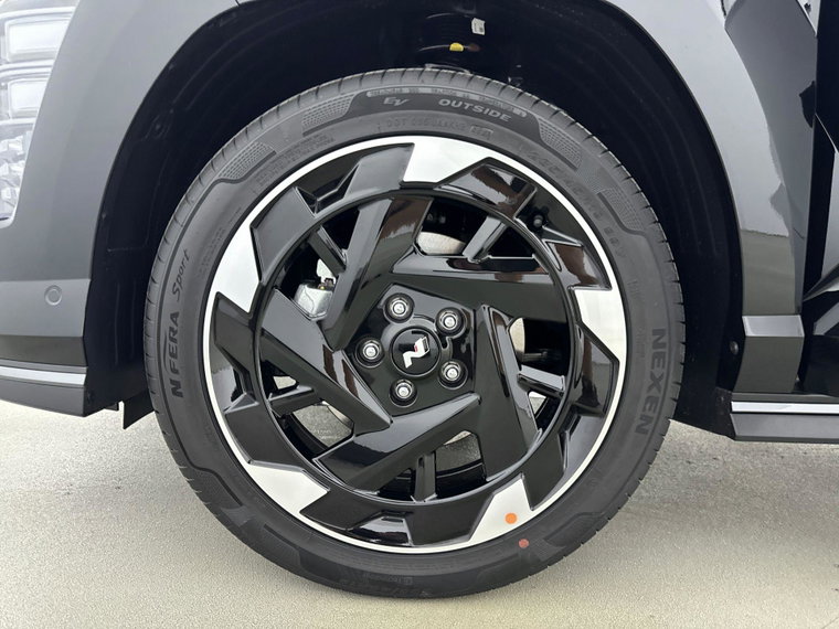 Vehicle Image 25