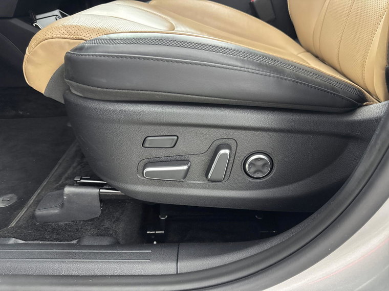 Vehicle Image 25