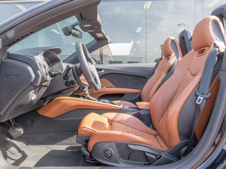 Vehicle Image 25
