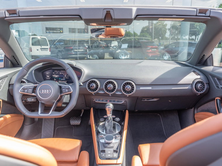 Vehicle Image 6