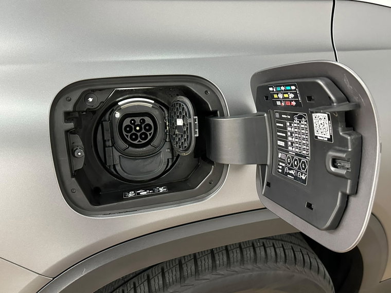 Vehicle Image 25