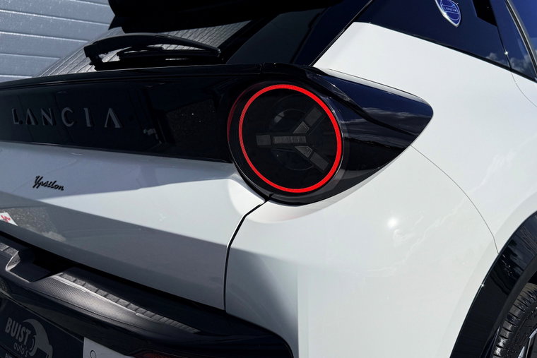 Vehicle Image 32