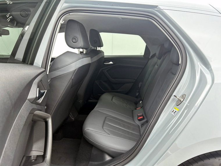 Vehicle Image 25