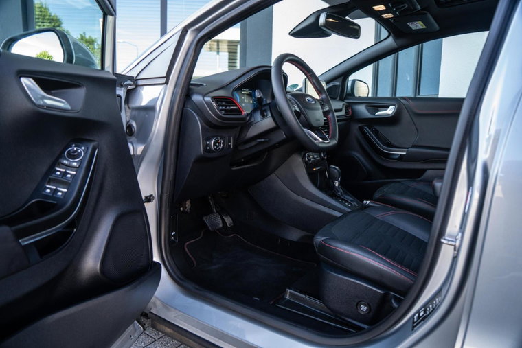 Vehicle Image 13