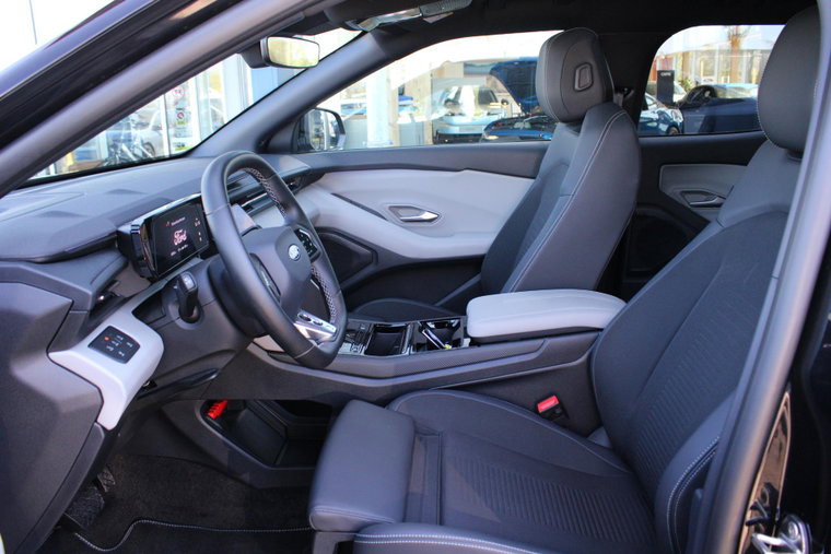 Vehicle Image 9