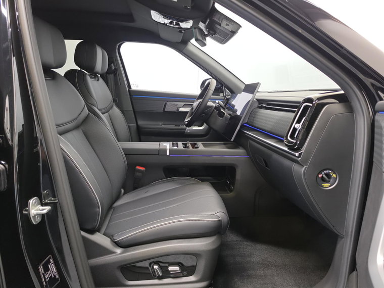 Vehicle Image 25