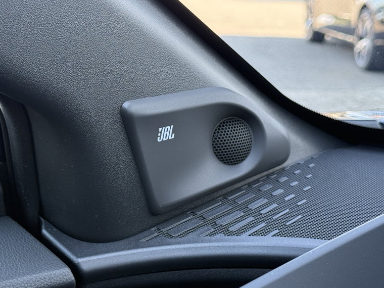 Vehicle Image 25