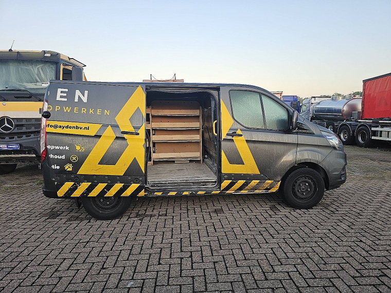 Vehicle Image 10
