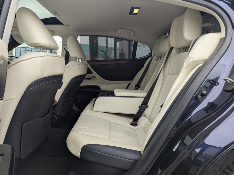 Vehicle Image 19
