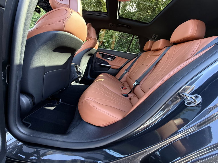 Vehicle Image 32