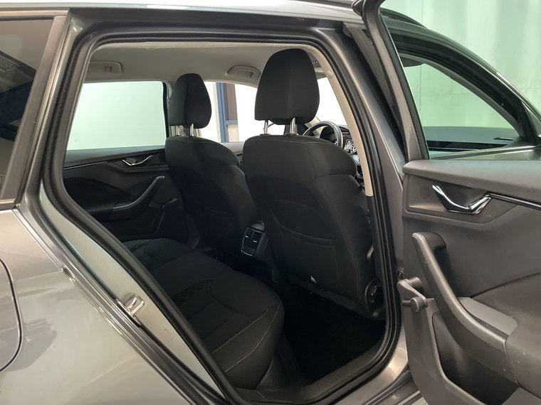 Vehicle Image 9