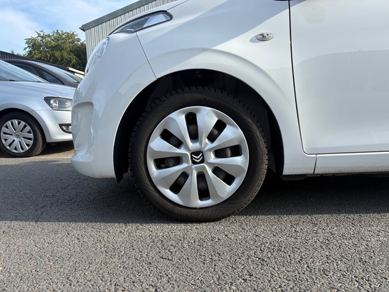Vehicle Image 9
