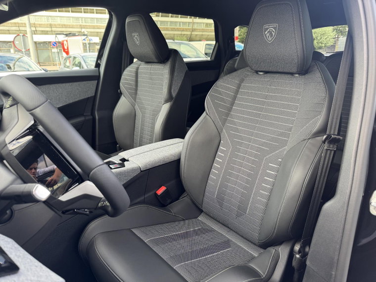 Vehicle Image 32