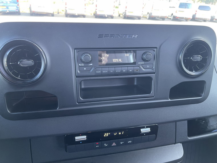Vehicle Image 27