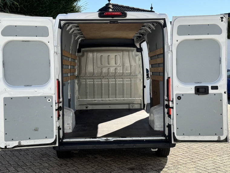 Vehicle Image 32
