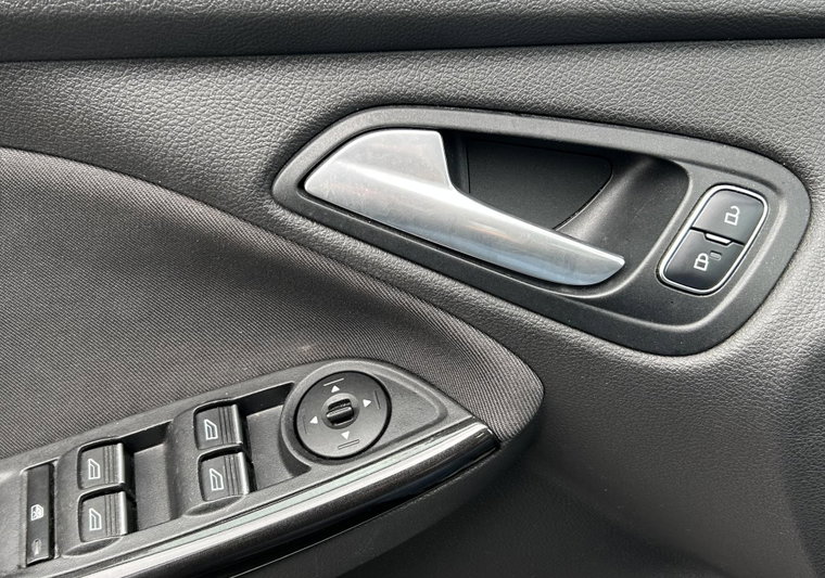 Vehicle Image 25