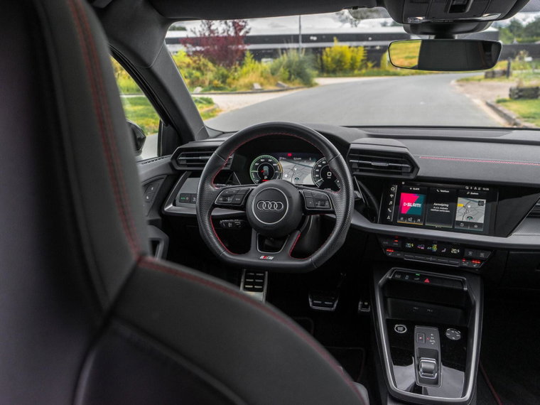Vehicle Image 25