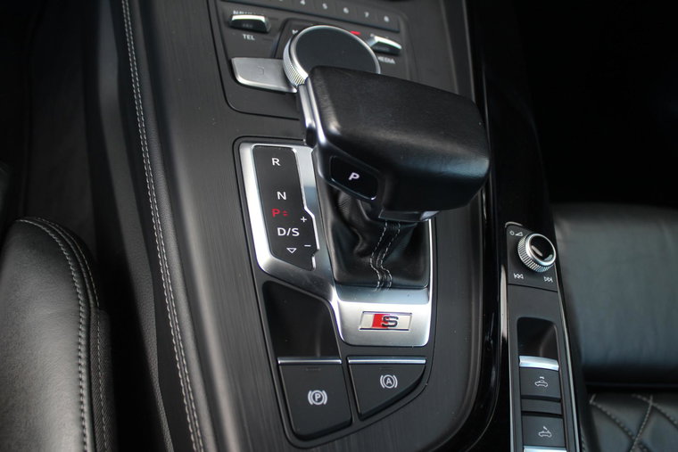 Vehicle Image 25