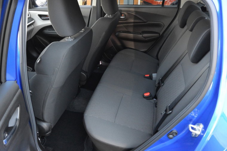 Vehicle Image 25