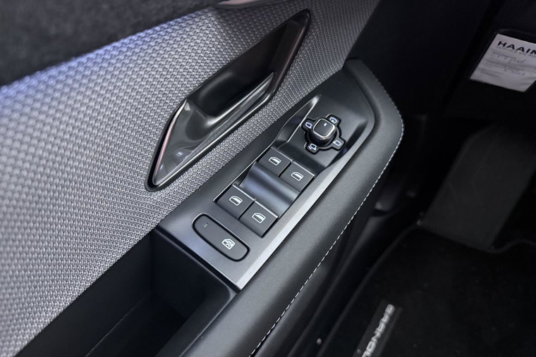 Vehicle Image 25