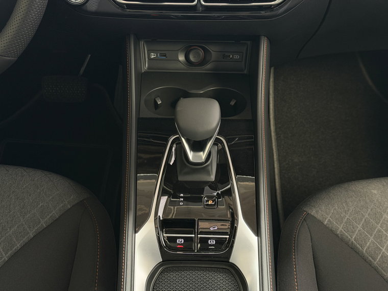 Vehicle Image 25