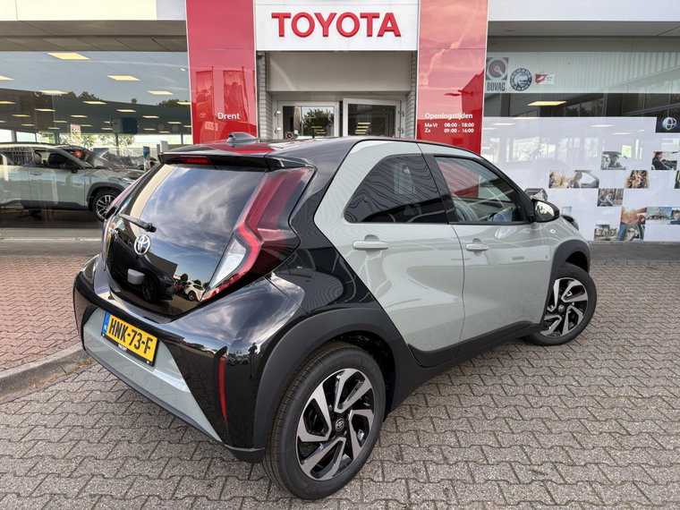Vehicle Image 4
