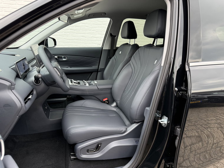 Vehicle Image 25