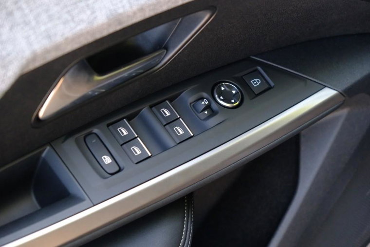 Vehicle Image 23