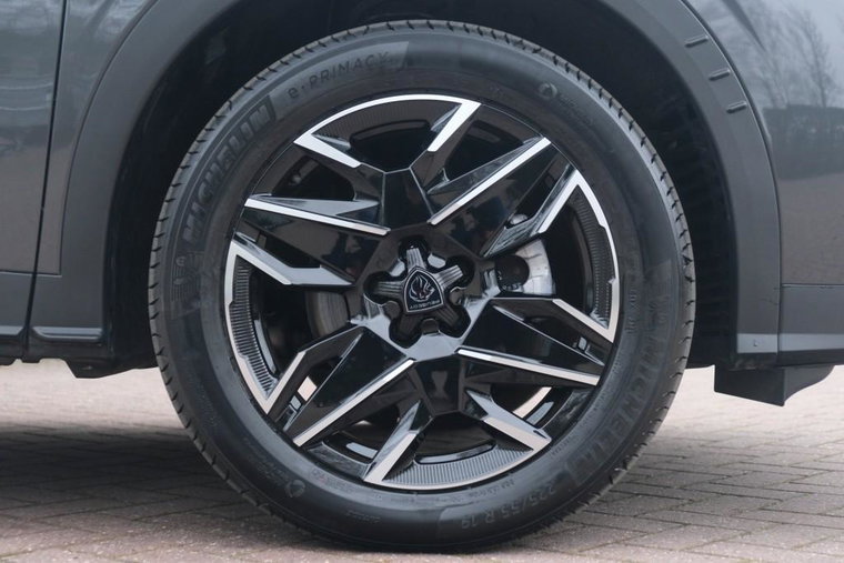 Vehicle Image 25