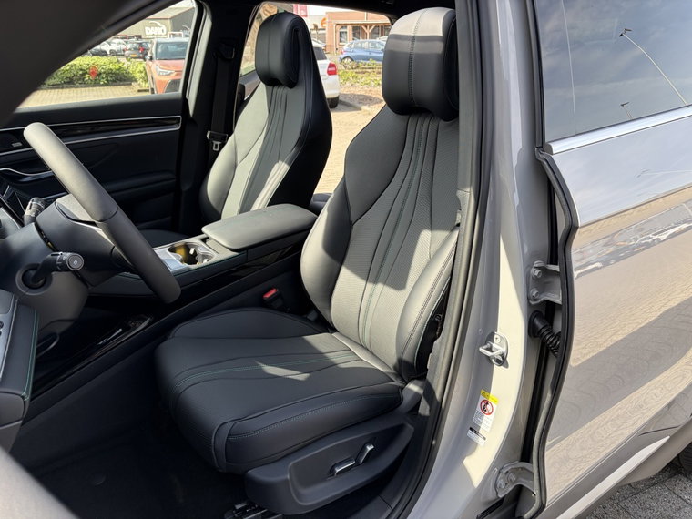 Vehicle Image 32