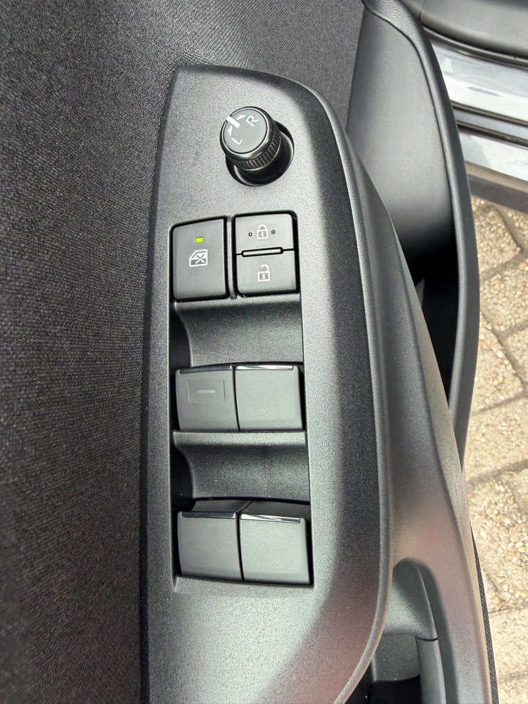 Vehicle Image 25